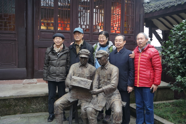 彭雪楓之子彭小楓，張愛萍將軍子女張翔、張小艾，范長江之子范蘇蘇、范小軍等在銅像前合影留念。