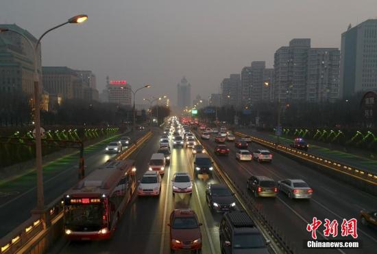 1月13日，北京二環路籠罩在霧霾中。<a target='_blank' href='http://www.chinanews.com/'>中新社</a>記者 劉關關 攝