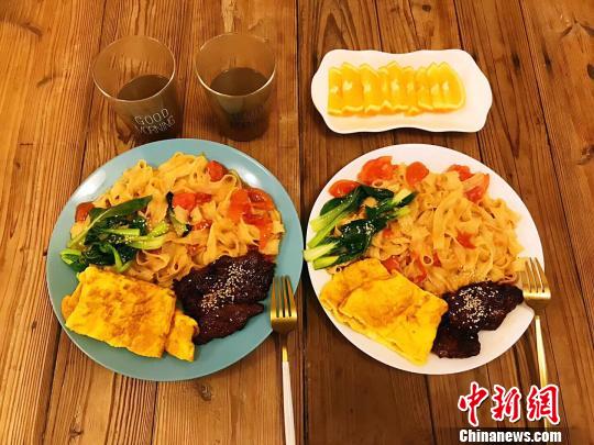 楊小娜做的早餐每天都要有肉、有蔬菜水果、流食、主食，可以做到一個月不重復(fù)。受訪者提供