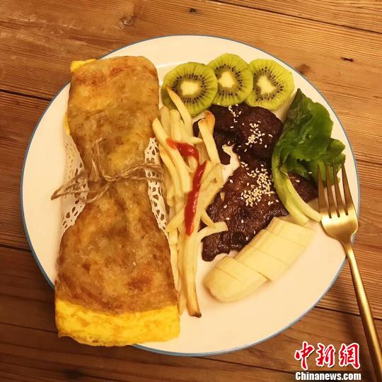 楊小娜做的早餐每天都要有肉、有蔬菜水果、流食、主食，可以做到一個月不重復(fù)。受訪者提供