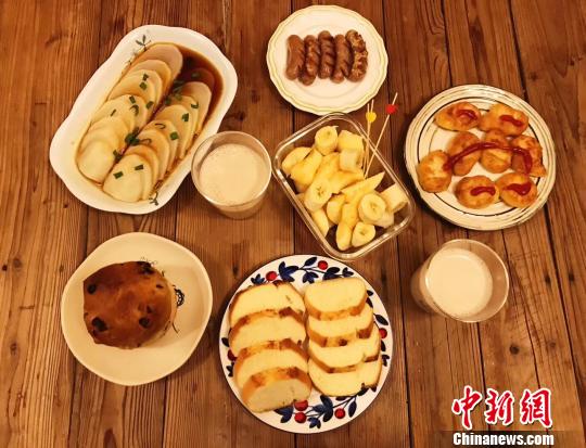 楊小娜做的早餐每天都要有肉、有蔬菜水果、流食、主食，可以做到一個月不重復(fù)。受訪者提供