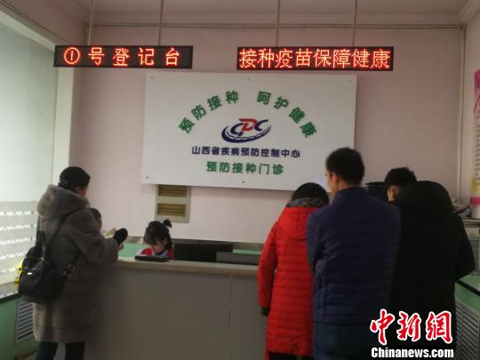 當(dāng)日，山西省疾病預(yù)防控制中心門診部擠滿了前來接種和咨詢四價(jià)宮頸癌疫苗的女性?！》尔惙?攝