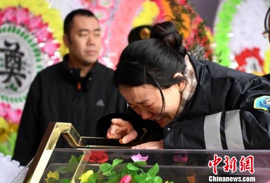 妻子周芳芳痛別丈夫吳俊寰?！⒅铱?攝
