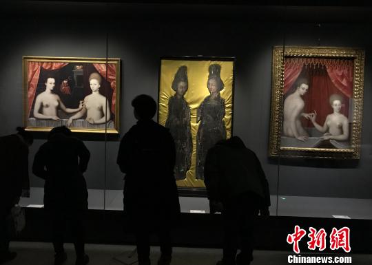 廣東省新會(huì)博物館的木板油畫《新會(huì)木美人》(中)、法國(guó)盧浮宮藏品《加百利和她的妹妹》(左)、意大利烏菲齊美術(shù)館藏品《沐浴中的女人》。　鄧霞 攝