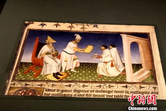 來(lái)自《馬可·波羅游紀(jì)》抄本的忽必烈賞賜金牌插圖。　鄧霞 攝