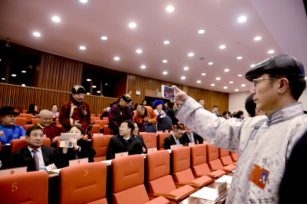 2.一名蒙古族委員在記錄新一屆的開始。jpg