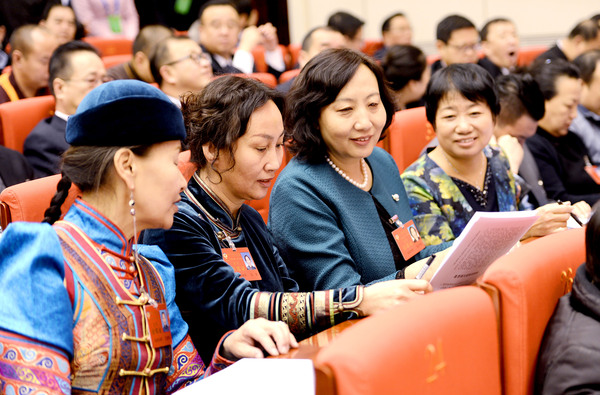 3.會前的短暫時間，女委員們在一起就報告內容交流jpg