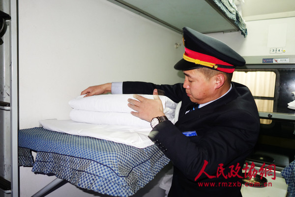 4-乘務員整理臥鋪被子_副本