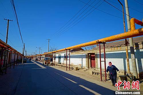 資料圖：天津市西青區辛口鎮郭莊子村，電代煤供暖管道通入家家戶戶。 <a target='_blank' href='http://www.chinanews.com/'>中新社</a>記者 佟郁 攝