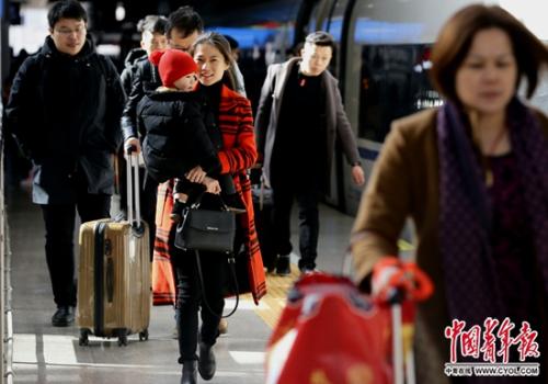 　2月1日，全國春運第一天，北京南站站臺，一位母親抱著孩子準備上車。中國青年報·中青在線記者 陳劍/攝