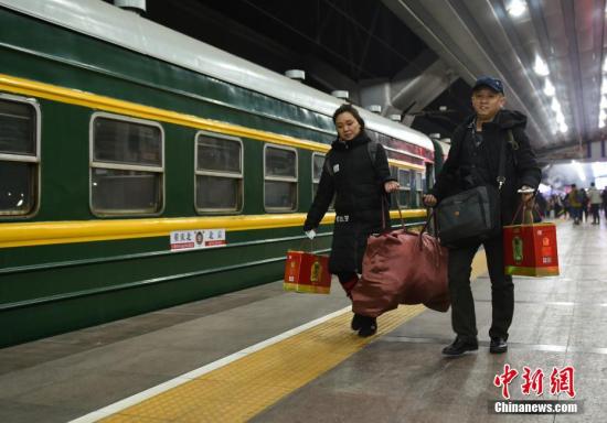 旅客拎著大包小包踏上回家路。 <a target='_blank' href='http://www.chinanews.com/' >中新網</a>記者 翟璐 攝