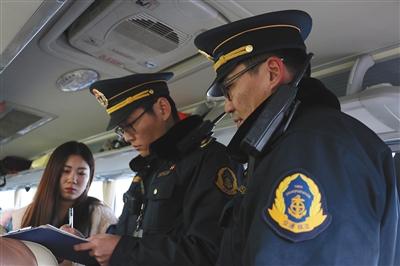 昨日，白鹿收費(fèi)站，交通執(zhí)法人員登記客運(yùn)車輛信息。