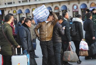 　昨日，北京站，乘客背著行李準(zhǔn)備進(jìn)站乘車。本版攝影/新京報(bào)記者 王貴彬 朱駿 實(shí)習(xí)生 陳婉婷