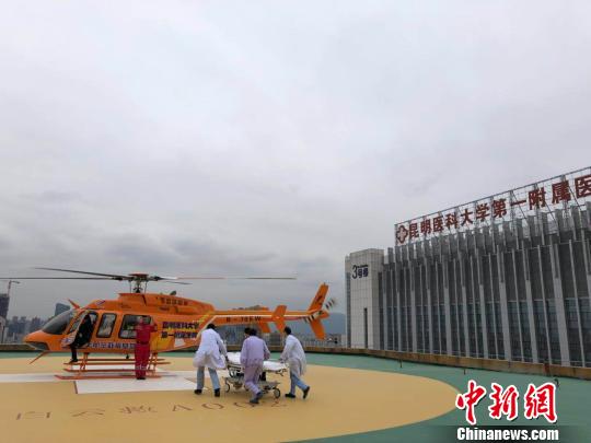 圖為救援飛機抵達，醫護人員進行無縫救援 馬騫 攝