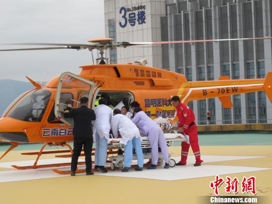 圖為醫護人員進行無縫救援 陸繼才 攝