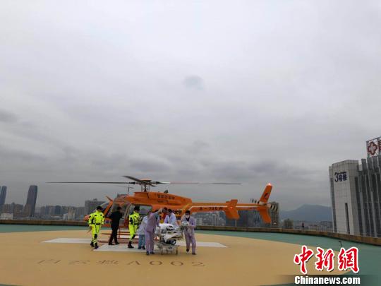 圖為醫護人員進行無縫救援 馬騫 攝