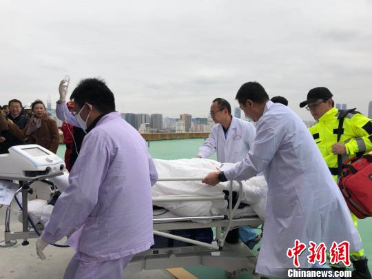圖為醫護人員將患者轉送至重癥病房 馬騫 攝