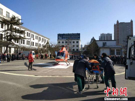 轉(zhuǎn)運患者途中卻遇交通堵塞，太原急救中心緊急啟動航空救援，用直升機將患者轉(zhuǎn)送至醫(yī)院，讓其得到及時救治。　范麗芳 攝