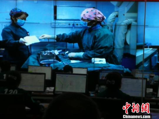 此前，該中心在部分急救車輛上安裝“互聯(lián)網(wǎng)+醫(yī)療”信息傳輸系統(tǒng)，將患者生命體征傳到醫(yī)院，醫(yī)院進(jìn)行術(shù)前準(zhǔn)備。　范麗芳 攝