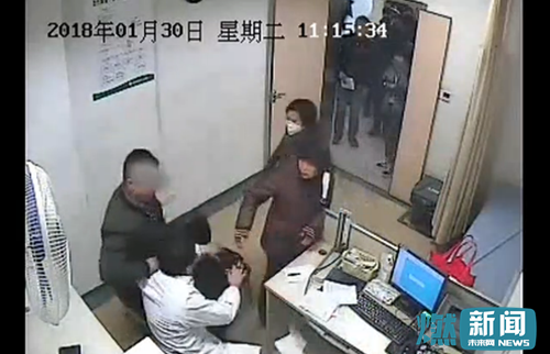 男子不滿在醫院插隊被拒 將醫生拖出診室辱罵推搡