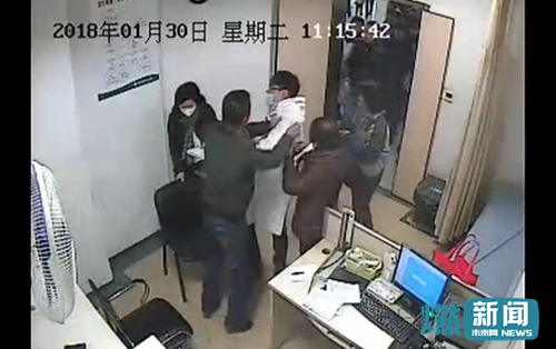 男子不滿在醫院插隊被拒 將醫生拖出診室辱罵推搡