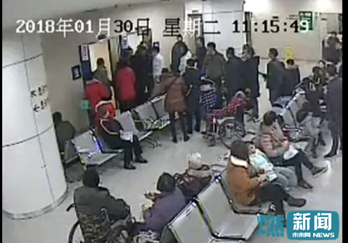 男子不滿在醫院插隊被拒 將醫生拖出診室辱罵推搡