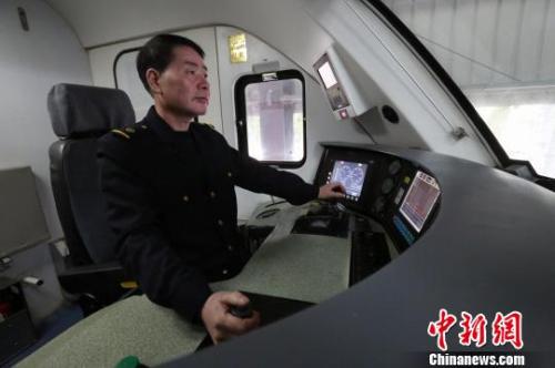  2018年是余向陽在千里鐵道線上奔波的最后一個春運。　丁波 攝