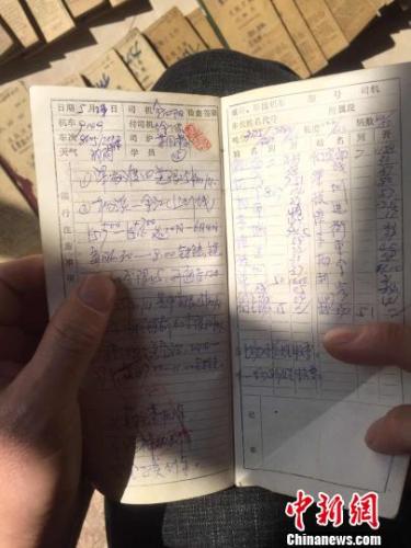 時代在變，但這位“老司機”認真記錄手賬的習慣從未改變，他仔細記下了84本手賬。　袁藝 攝