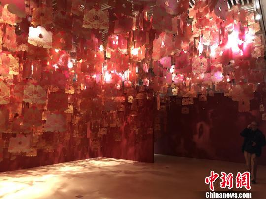 圖為在新世紀新年展區，屋頂懸掛“年年有余”吉祥裝置。　楊顏慈 攝