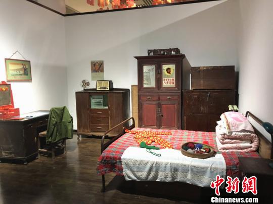 走進展廳，仿佛立刻“穿越”到新中國成立之初的新春家庭。老式票證、花布被單、革命海報……每一處細節，都盡可能地以“場景復原”的方式，還原五六十年代盡管物質貧乏但喜慶熱鬧的新年。　楊顏慈 攝