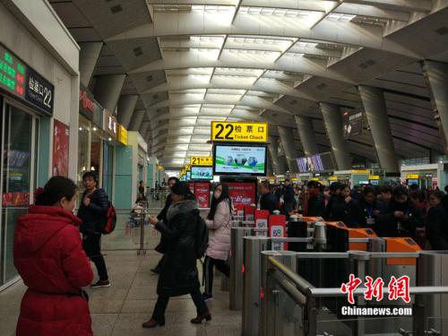 2月2日，春運第二日，北京南站檢票口前大量乘客排隊候車。<a target='_blank' href='http://www.chinanews.com/' >中新網(wǎng)</a> 李金磊 攝