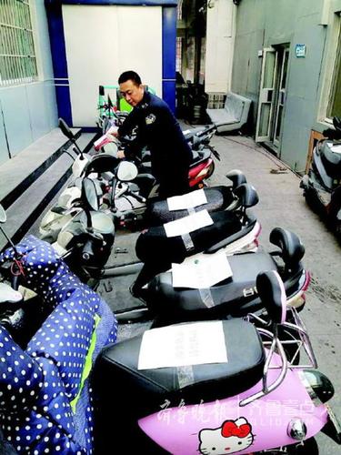 仨外賣員組團(tuán)偷車連連得手 還對(duì)著監(jiān)控忘情起舞