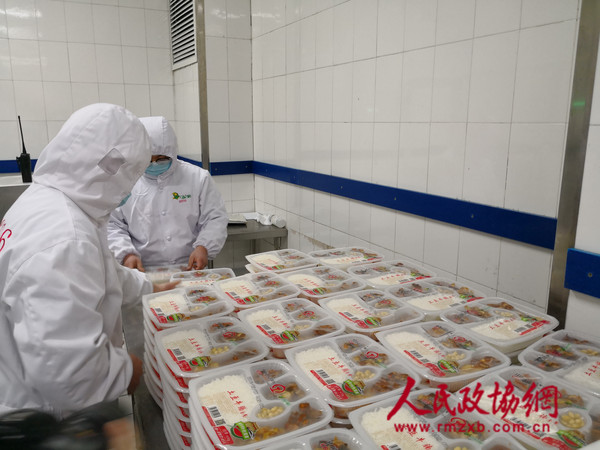 5-制作好的套餐裝盒準備發往高鐵動車組_副本