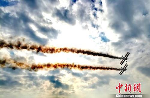世界著名的特技飛行表演隊AerosuperbaticsWingwalkers首次出現菲律賓的天空，吸引數千游客慕名而來。　張芩 攝