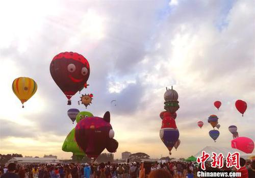 今年的熱氣球形狀各異，不少是人們熟悉的卡通形象：快樂之心、俄羅斯套娃、女王護衛隊、巨型草莓、伙伴號熱氣球、杰克船長、內莉公主、沃斯托克號氣球、尤達大師、莫里斯驢、布魯諾小丑和刺猬佩佩，堪稱“萬物飛行”。　張芩 攝