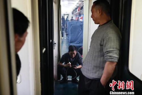 車廂的通道內(nèi)和連接處已經(jīng)沒有擁擠，換來了是寬敞的環(huán)境。　殷立勤 攝