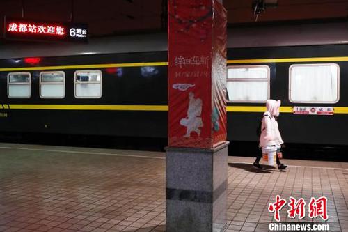 11日凌晨3時30分，K4663次列車比原計劃提早一小時抵達(dá)成都站。　殷立勤 攝
