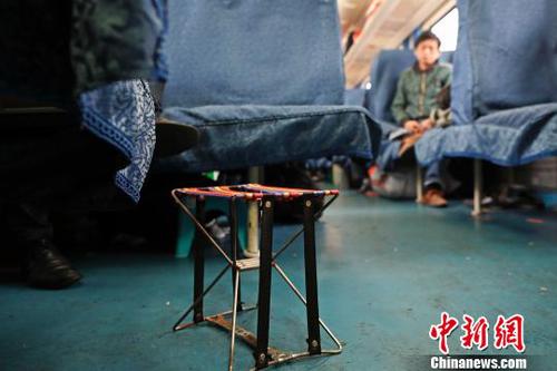 小板凳在車廂內(nèi)沒有了用武之地，只能孤零零的“站著”。　殷立勤 攝