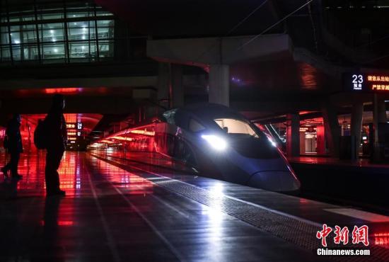 一年一度的春運(yùn)大幕開(kāi)啟，一列列高鐵、動(dòng)車已開(kāi)始行駛。很少有人知道，在千萬(wàn)旅客享受鐵路帶來(lái)的“貼地飛行”之前，有一趟列車已經(jīng)作為“領(lǐng)航者”為旅途確認(rèn)出一條安全暢通的運(yùn)行軌道。圖為京津城際首趟“復(fù)興號(hào)”開(kāi)路車從北京南站正式啟程。 <a target='_blank' href='http://www.chinanews.com/' >中新網(wǎng)</a>記者 翟璐 攝