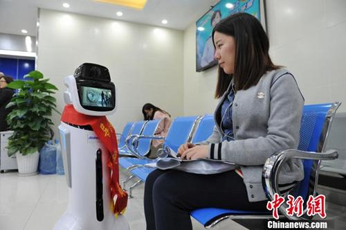 資料圖：納稅人在等候辦理業務。(浙江省國家稅務局供圖) <a target='_blank' href='http://www.chinanews.com/'>中新社</a>記者 鐘欣 攝