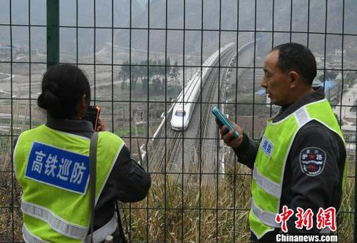 圖為廖小城與妻子陶春秀正在進行日常鐵路巡防工作。　陳超 攝