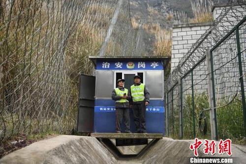 圖為廖小城與妻子陶春秀在鐵路邊的護路崗亭處合影。　陳超 攝