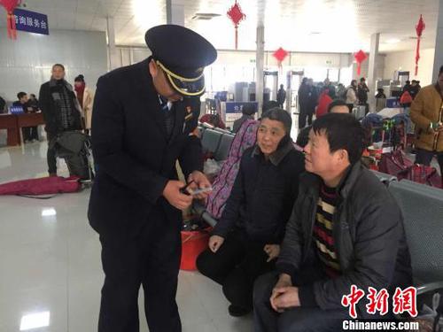 正在工作的金杰，即便與妻子在同一個(gè)車(chē)站里，卻因處不同的崗位無(wú)暇見(jiàn)面 李林蔚 攝