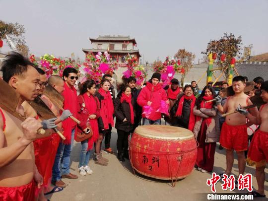 五大洲外國(guó)人“點(diǎn)旺火”、“敲鐘聲”體味濃濃中國(guó)年