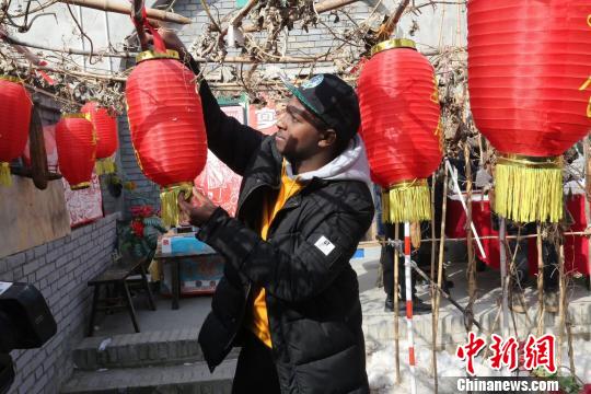 外國(guó)人體驗(yàn)著掛燈籠等中國(guó)年俗。 主辦方供圖
