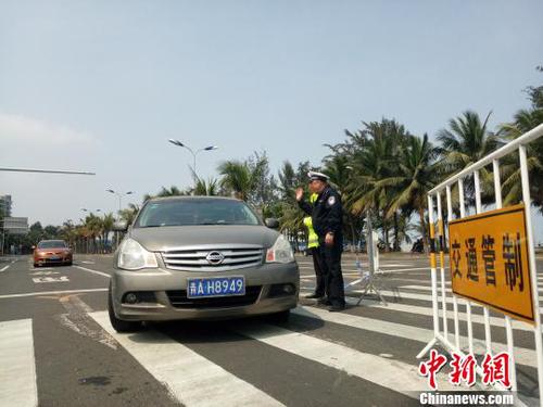 2月21日，?？跒I海大道與永萬路路口，交警實(shí)行交通管制?！∫Ｃ?攝