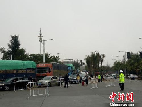 2月21日，海口新海港附近，仍有大批車輛滯留，等待過海?！∫Ｃ?攝