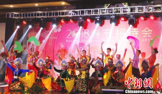 中國僑網(wǎng)22日晚，由中國駐印尼登巴薩總領(lǐng)館與印尼巴厘省政府聯(lián)合舉辦的2018年春節(jié)招待會(huì)在印尼登巴薩巴厘藝術(shù)中心隆重舉行。圖為兩國藝術(shù)家共跳巴厘揚(yáng)格舞。　林永傳　攝