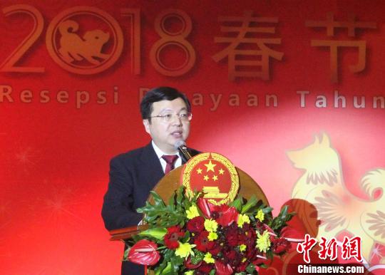 圖為中國駐印尼登巴薩代總領(lǐng)事陳巍向與會(huì)嘉賓致以節(jié)日問候和新年祝福。　林永傳 攝