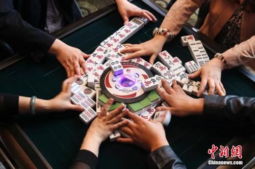 中國僑網資料圖，巴蜀很多餐館都提供麻將機，聚餐過后大家不打上幾盤麻將是不愿離開的。在達州一餐館內正在打麻將的人們。中新社發 熊然 攝